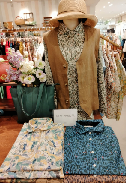人気のLIBERTYプリントブラウス入荷♪