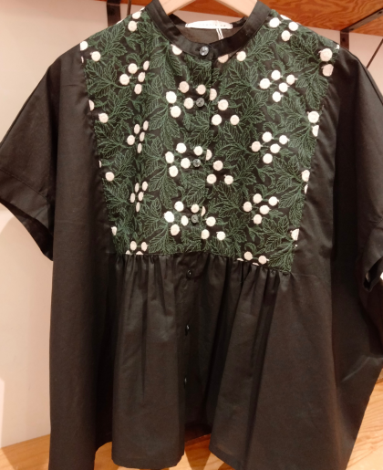 オシャレな刺繍ブラウス入荷致しました。