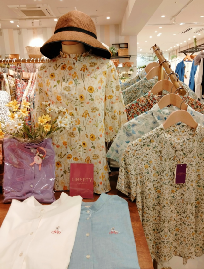 人気のリバティプリント半袖ブラウス入荷♪