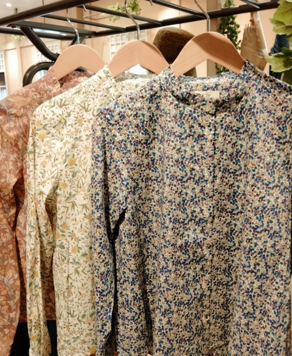 人気のLIBERTYプリントブラウス入荷♪