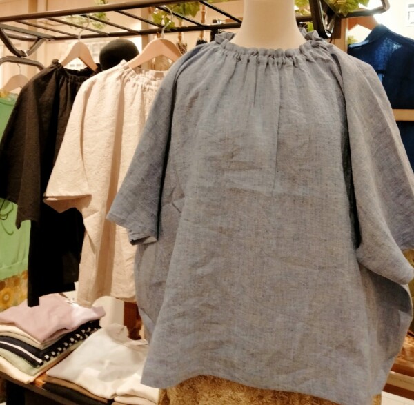 コットンやリネンブラウス入荷しました♪
