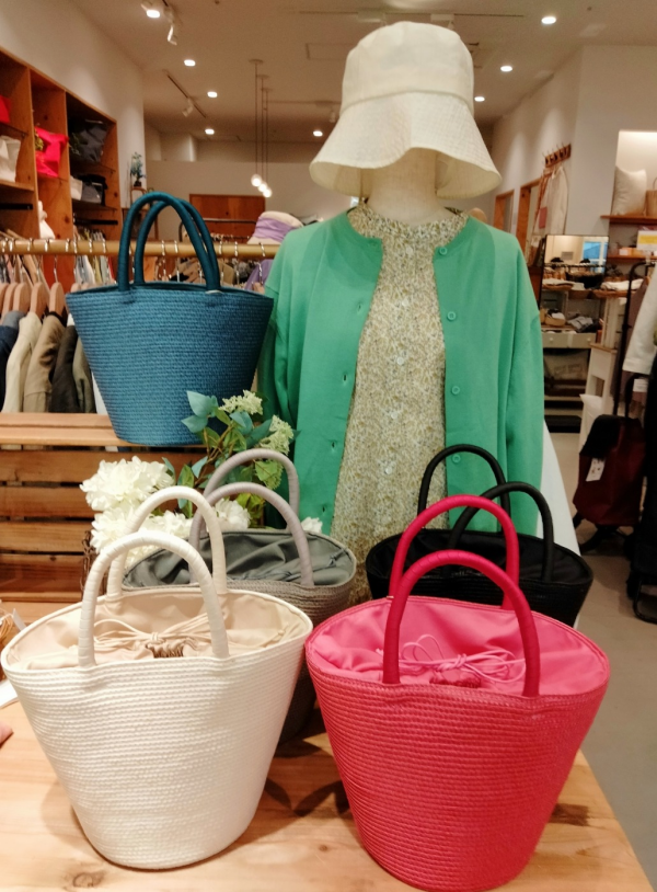 小ぶりで可愛いテーパードコロールバッグ入荷♪