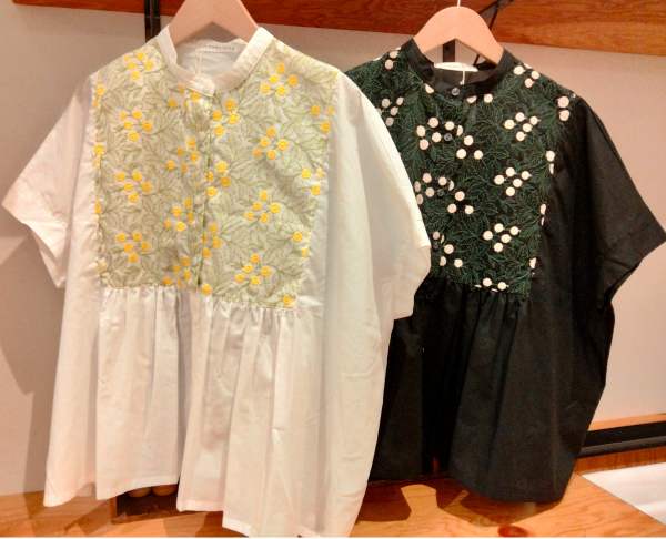 オシャレな刺繍ブラウス入荷致しました。