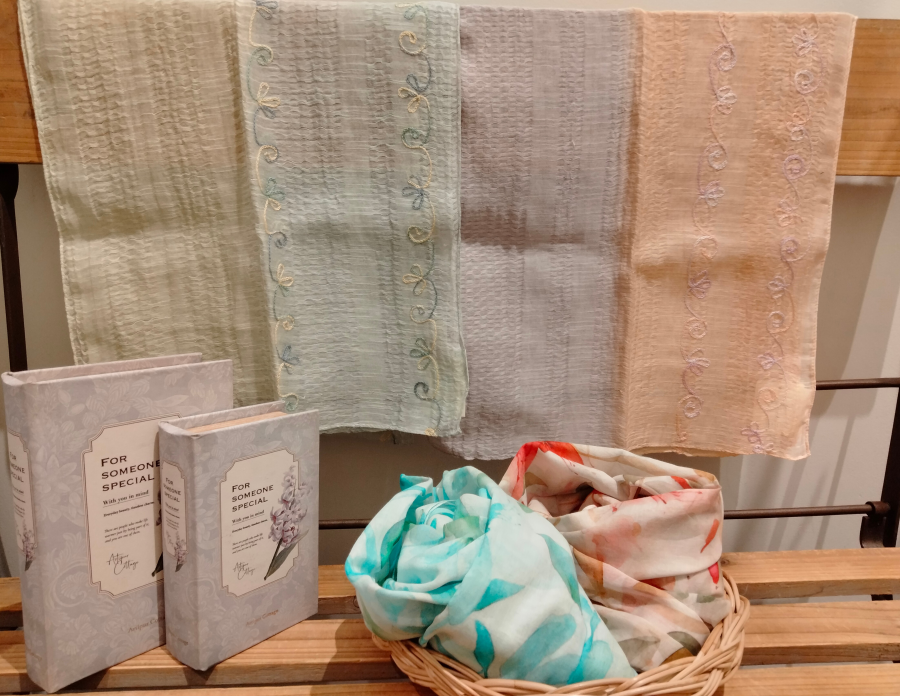 春のストール入荷致しました！